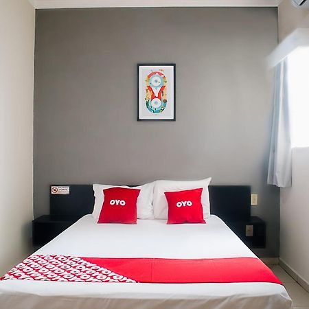 Oyo Cerrado Hotel, Campo Grande 大坎普 外观 照片 A bedroom at an OYO hotel in Jakarta, Indonesia