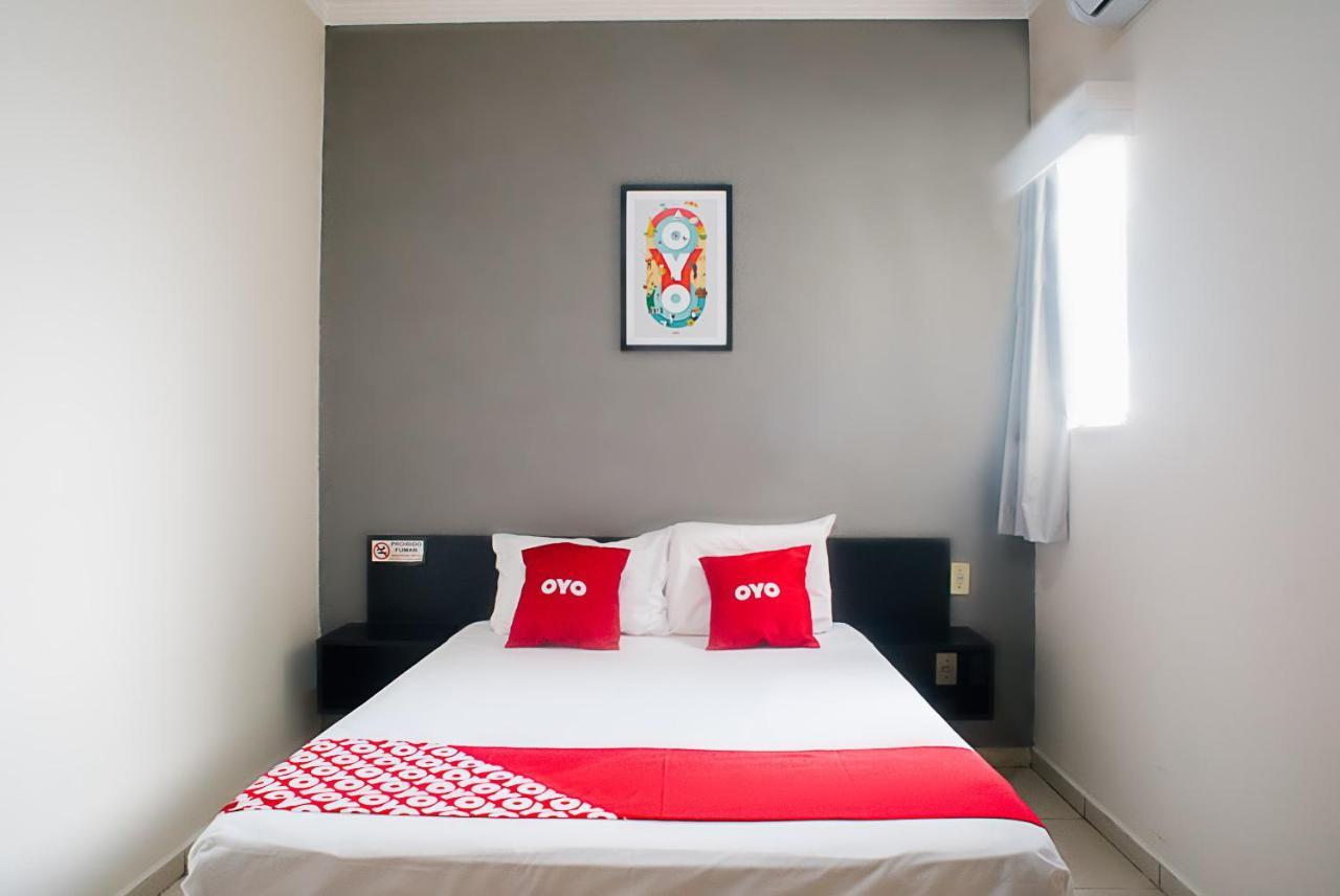 Oyo Cerrado Hotel, Campo Grande 大坎普 外观 照片 A bedroom at an OYO hotel in Jakarta, Indonesia